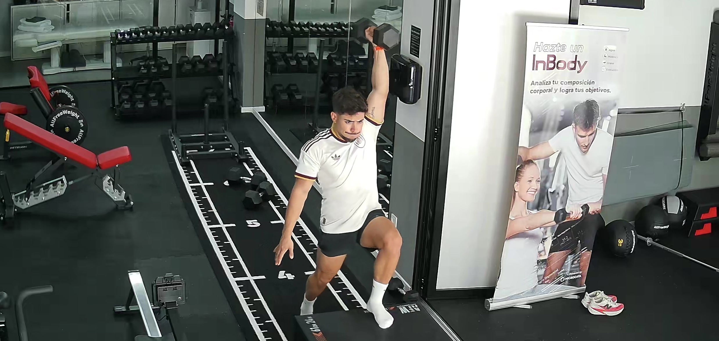 Una persona entrena con una mancuerna en Master Trainers