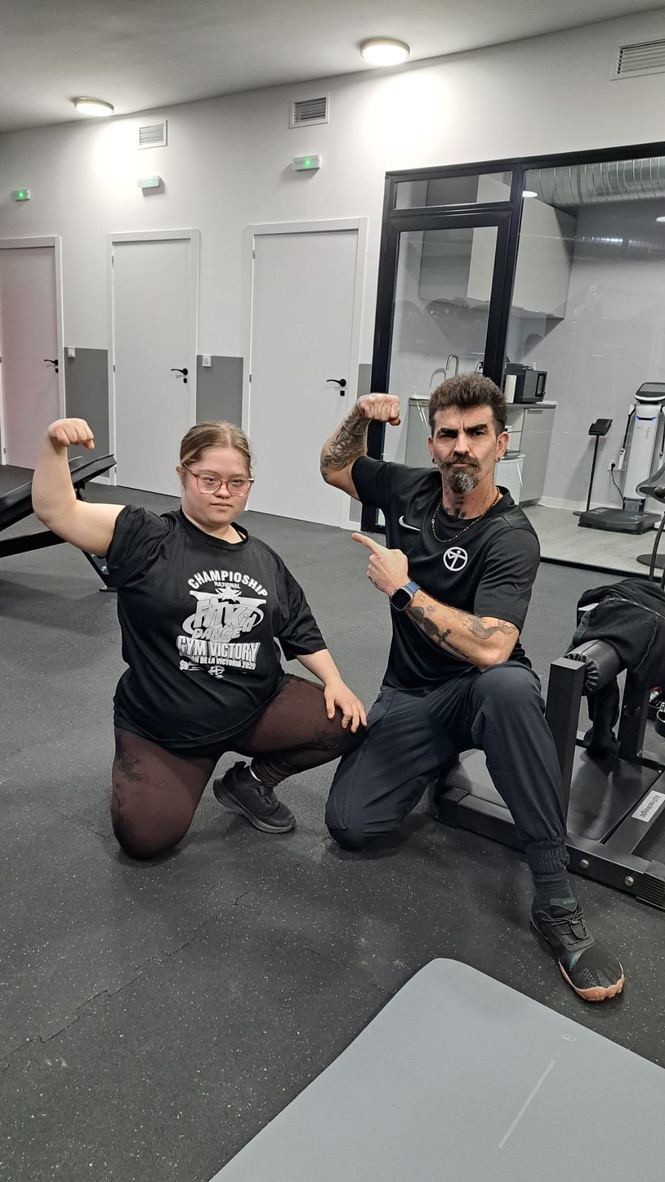 João y una participante posan mostrando sus brazos en el Studio