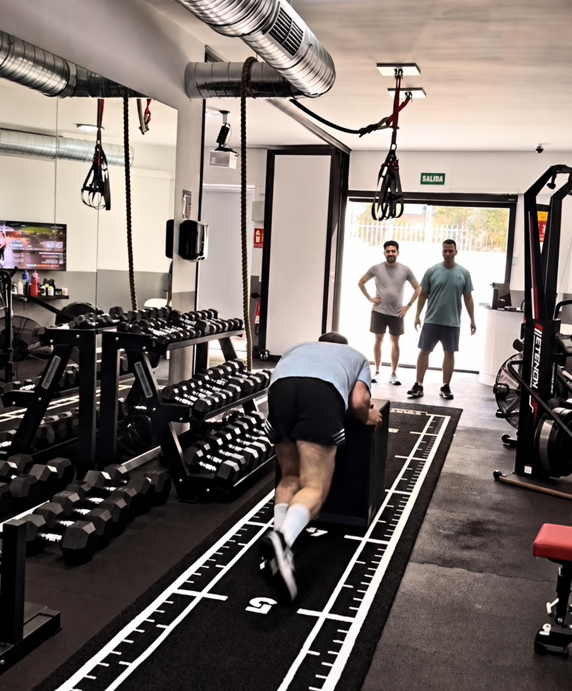 Sesión de entrenamiento en Master Trainers, con una persona empujando un bloque por la pista