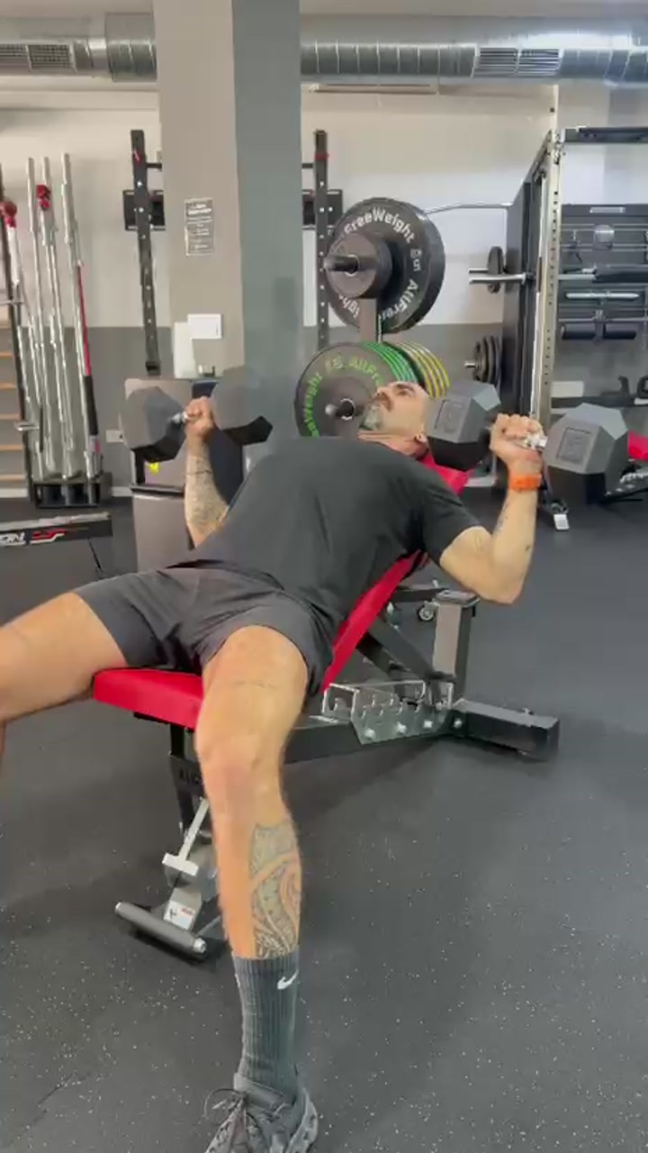 Sesión real de entrenamiento con mancuernas en Mastertrainers Málaga